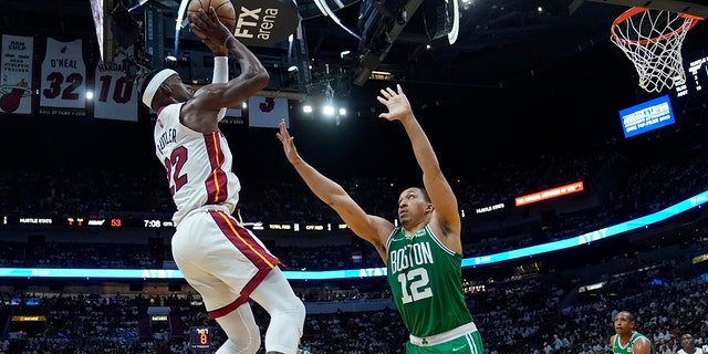 L'attaquant des Miami Heat Jimmy Butler (22 ans) vise à marquer alors que l'attaquant des Boston Celtics Grant Williams (12 ans) défend pendant la seconde moitié du match 2 de la série éliminatoire de la finale de la NBA Basketball Eastern Conference, le jeudi 19 mai 2022, à Miami.