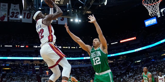 L'attaquant des Miami Heat Jimmy Butler (22 ans) vise à marquer alors que l'attaquant des Boston Celtics Grant Williams (12 ans) défend pendant la seconde moitié du match 2 de la série éliminatoire de la finale de la NBA Basketball Eastern Conference, le jeudi 19 mai 2022, à Miami.