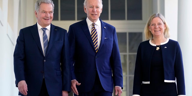 President Biden walks with Prime Minister Magdalena Andersson of Sweden and President Sauli Niinisto of Finland as they arrive at the White House in Washington, Thursday May 19, 2022.