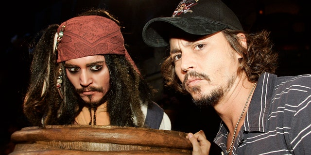 Johnny Depp fica cara a cara com o Capitão Jack Sparrow no "piratas do Caribe" passeio na Disneyland em Anaheim, Califórnia.