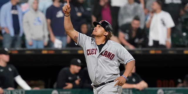 Cleveland Guardians' Josh Naylor celebrates his game-tying grand slam off Chicago White Sox relief pitcher Liam Hendriks during the ninth inning of a baseball game Monday, Mayo 9, 2022, en Chicago.