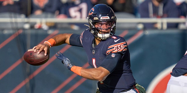 Chicago Bears quarterback Justin Fields throws during a game between the Bears and Baltimore Ravens Nov. 21, 2021, al Soldier Field di Chicago.