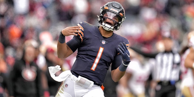 Chicago Bears quarterback Justin Fields celebrates after a play during a game between the Bears and San Francisco 49ers Oct. 31, 2021, al Soldier Field di Chicago.