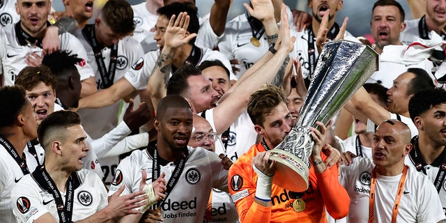 Frankfurt's goalkeeper Kevin Trapp kisses the trophy for winners of the Europa League final soccer match between Eintracht Frankfurt and Rangers FC at the Ramon Sanchez Pizjuan stadium in Seville, 西班牙, 星期四, 可能 19, 2022. 