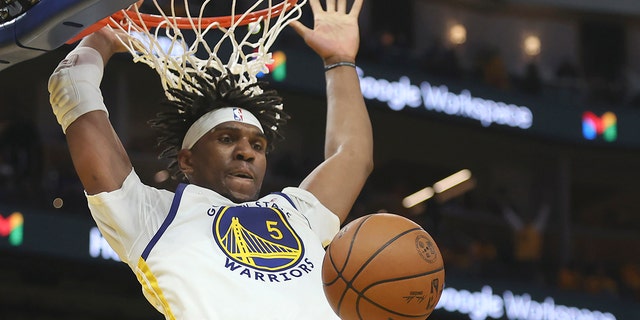 Golden State Warriors center Kevon Looney (5) dunks over Dallas Mavericks guard Luka Doncic, 권리, and forward Maxi Kleber during the second half of Game 2 of the NBA basketball playoffs Western Conference finals in San Francisco, 금요일, 할 수있다 20, 2022.