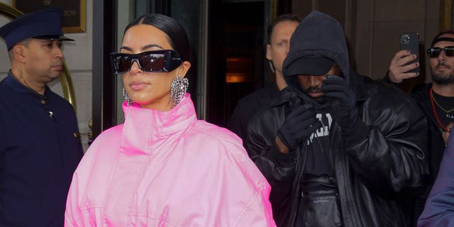 Kanye West e Kim Kardashian saem de seu hotel em 09 de outubro de 2021 em Nova York antes do reality show da estrela da TV "SNL" aparência.