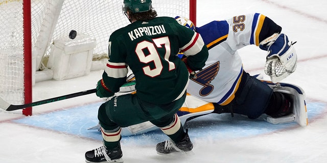 Minnesota Wild's Kirill Kaprizov (97) scores his third goal of the night, contro St.. Louis Blues goalie Ville Husso during the third period of Game 2 of an NHL hockey Stanley Cup first-round playoff series Wednesday, Maggio 4, 2022, a St. Paolo, Minn. The Wild won 6-2. 