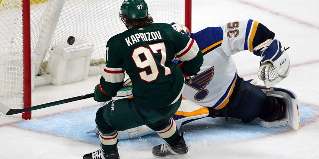 Minnesota Wild's Kirill Kaprizov (97) scores his third goal of the night, contro St.. Louis Blues goalie Ville Husso during the third period of Game 2 of an NHL hockey Stanley Cup first-round playoff series Wednesday, Maggio 4, 2022, a St. Paolo, Minn. The Wild won 6-2.
