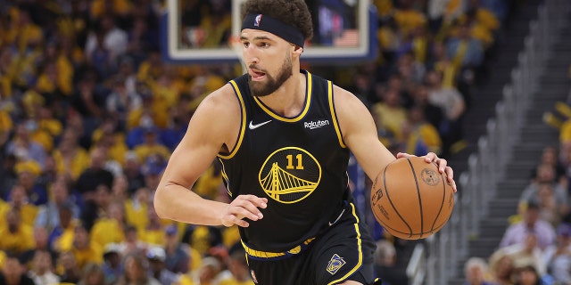 Golden State Warriors guard Klay Thompson drives to the basket against the Dallas Mavericks during the second half of Game 1 of the NBA basketball playoffs Western Conference finals in San Francisco, 星期三, 可能 18, 2022.