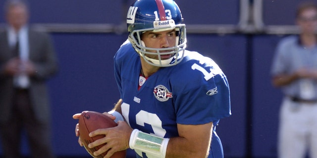 Giants quarterback Kurt Warner scans the pitch against the Washington Redskins on September 19, 2004.