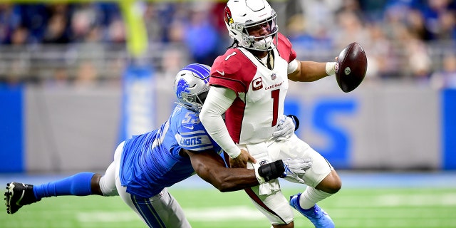 Charles Harris #53 of the Detroit Lions tackles Kyler Murray #1 of the Arizona Cardinals during the first quarter at Ford Field on December 19, 2021 in Detroit, 密西根州.