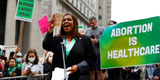 New York Attorney General Letitia James speaks at a rally in support of abortion rights, 火曜日, 五月 3, 2022, ニューヨークで.