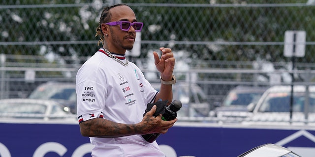 Mercedes driver Lewis Hamilton of Britain rides in the driver parade ahead of the Formula One Miami Grand Prix at the Miami International Autodrome, 일요일, 할 수있다 8, 2022.