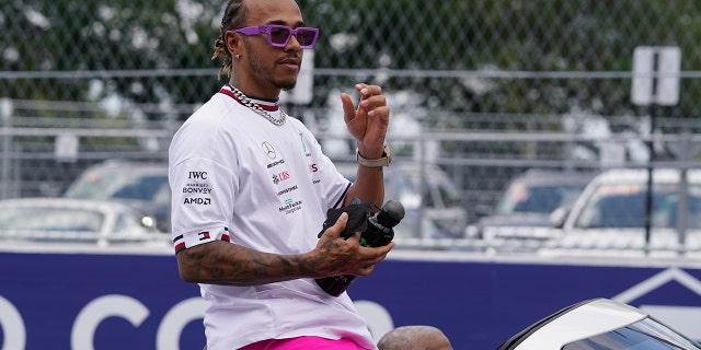 Mercedes driver Lewis Hamilton of Britain rides in the driver parade ahead of the Formula One Miami Grand Prix at the Miami International Autodrome, 일요일, 할 수있다 8, 2022.
