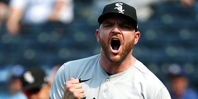 Relief pitcher Liam Hendriks #31 of the Chicago White Sox reacts after the final out of game one of a doubleheader against the Kansas City Royals at Kauffman Stadium on May 17, 2022 캔자스시티에서, 미주리. The White Sox defeated the Royals with a final score of 3-0. 