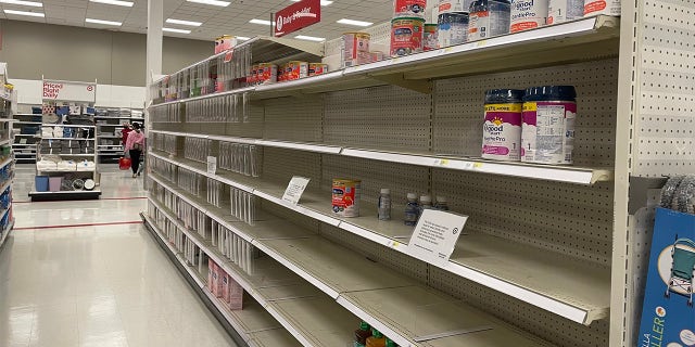 Major retailers such as Target, Walmart, Walgreens and CVS have limited the purchases of formula in some cases, yet many parents are panic-buying. En este mayo 2022 Foto, a Target in Long Island, N.Y., shows empty formula shelves.