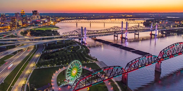 Louisville, Kentucky city skyline