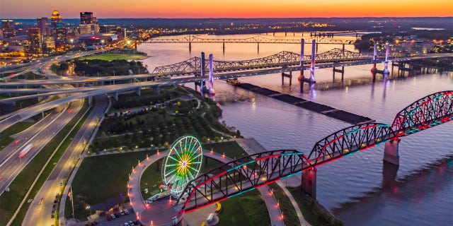 Louisville, Kentucky city skyline