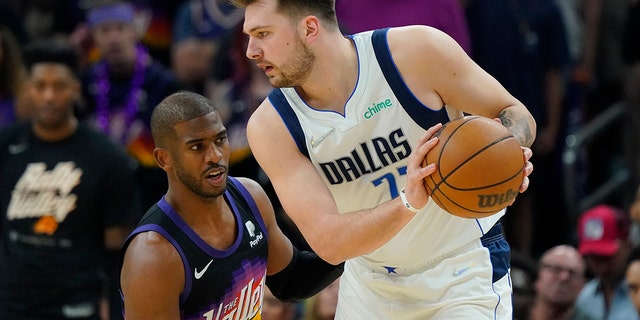 Suns guard Chris Paul defends against Dallas Mavericks guard Luka Doncic during Game 7 of an NBA basketball Western Conference playoff semifinal, Sondag, Mei 15, 2022, in Phoenix.