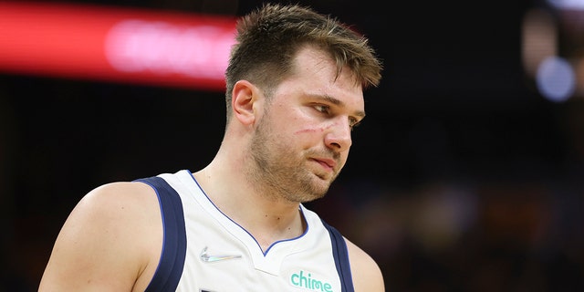 Dallas Mavericks guard Luka Doncic reacts against the Golden State Warriors during the second half of Game 1 of the NBA basketball playoffs Western Conference finals in San Francisco, 星期三, 可能 18, 2022.