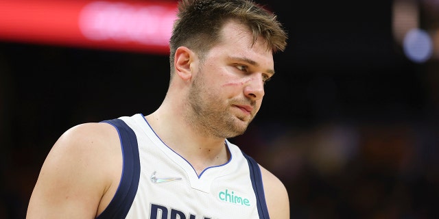 Dallas Mavericks guard Luka Doncic reacts against the Golden State Warriors during the second half of Game 1 of the NBA basketball playoffs Western Conference finals in San Francisco, 星期三, 可能 18, 2022.