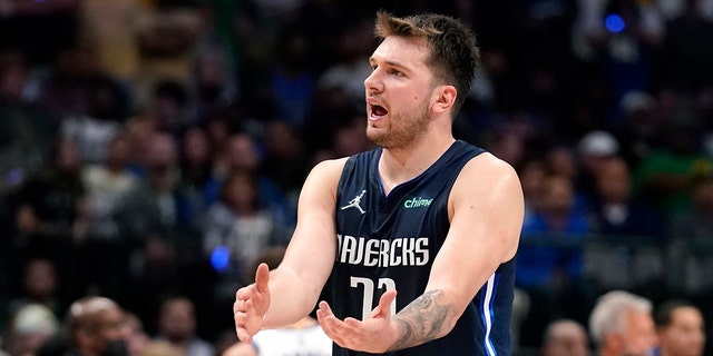 Dallas Mavericks guard Luka Doncic (77) reacts to a call during the second half against the Golden State Warriors in Game 3 of the NBA basketball playoffs Western Conference finals, 星期日, 可能 22, 2022, 在达拉斯. 