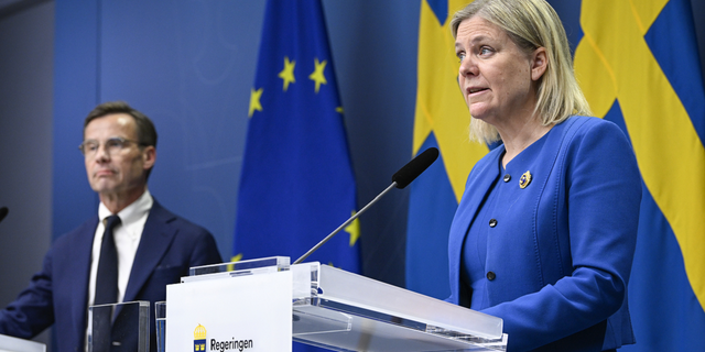 Sweden's Prime Minister Magdalena Andersson, reg, and the Moderate Party's leader Ulf Kristersson give a news conference in Stockholm, Swede, Maandag, Mei 16.