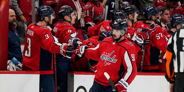 Washington Capitals left wing Marcus Johansson (90) celebrates his goal with his teammates during the second period of Game 3 in the first-round of the NHL Stanley Cup hockey playoffs against the Florida Panthers, sábado, Mayo 7, 2022, en Washington.