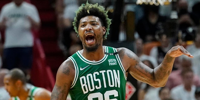 Le gardien des Boston Celtics Marcus Smart (36 ans) fait des gestes lors de la première moitié du match 2 de la série éliminatoire de la finale de la NBA Basketball Eastern Conference contre le Miami Heat, le jeudi 19 mai 2022, à Miami. 