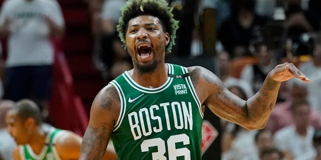 Le gardien des Boston Celtics Marcus Smart (36 ans) fait des gestes lors de la première moitié du match 2 de la série éliminatoire de la finale de la NBA Basketball Eastern Conference contre le Miami Heat, le jeudi 19 mai 2022, à Miami. 