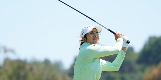 Marina Alex tees off at the fourth tee during the final round of the LPGA's Palos Verdes Championship golf tournament on Sunday, Maggio 1, 2022, in Palos Verdes Estates, Calif. 