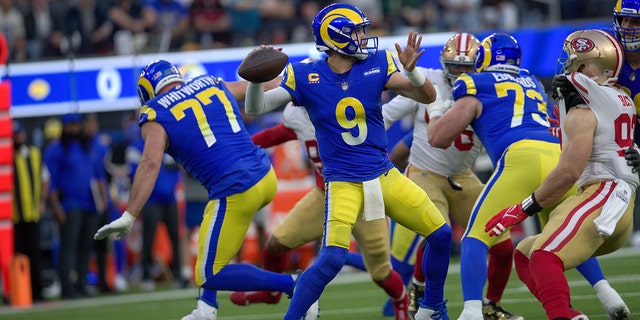 매튜 스태포드 #9 of the Los Angeles Rams passes during the game against the San Francisco 49ers at SoFi Stadium on Jan. 30, 2022 잉글 우드, 캘리포니아. The Rams defeated the 49ers 20-17.