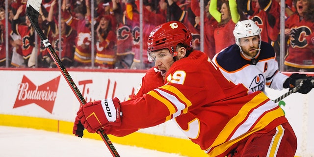 Matthew Tkachuk's dad refuses to throw hat to celebrate Flames star's ...