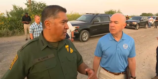 Homeland Security Secretary Alejandro Mayorkas visited the U.S. confine meridionale, martedì, Maggio 17, 2022.
