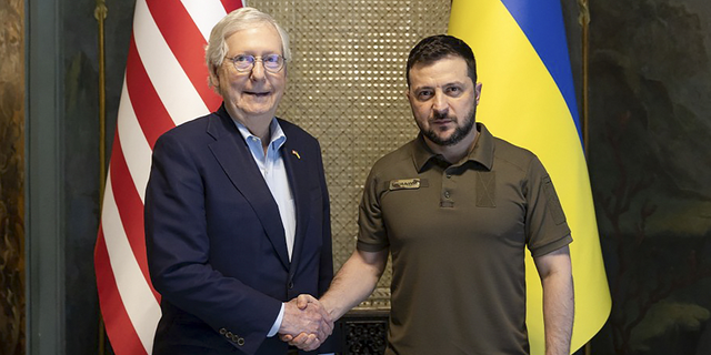 5 月 14 日星期六，乌克兰总统 Volodymyr Zelenskyy 和参议院少数党领袖 Mitch McConnell，R-Ky。在乌克兰基辅合影留念。