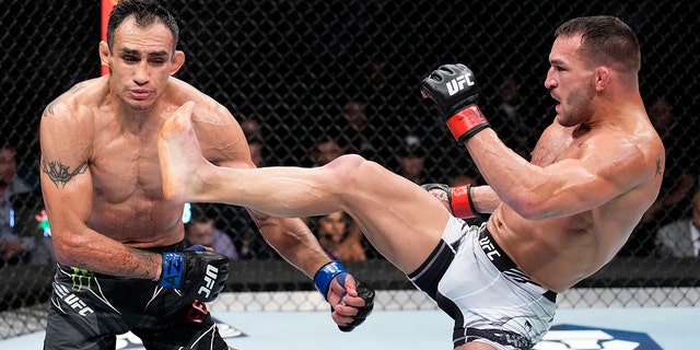 يتفوق مايكل تشاندلر على توني فيرجسون في معركة خفيفة الوزن خلال حدث UFC 274 في مركز البصمة في 7 مايو 2022 في فينيكس ، أريزونا.