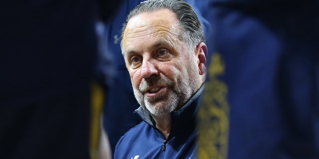 El entrenador en jefe de Notre Dame Fighting Irish Mike Brey durante un descanso durante el partido de baloncesto universitario entre Notre Dame Fighting Irish y Boston College Eagles el 3 de diciembre de 2021 en Conte Forum en Chestnut Hill, MA.