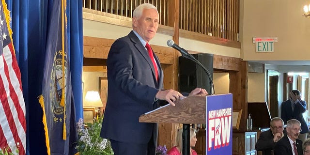 Бывший вице-президент Майк Пенс выступает на обеде для Федерации женщин-республиканцев Нью-Гэмпшира 26 мая 2022 года в Бедфорде, штат Нью-Гэмпшир.