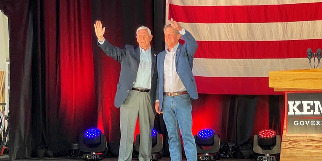Former Vice President Mike Pence teams up with Republican Gov. Brian Kemp of Georgia at a rally on the eve of the state's primary, op Mei 23, 2022, in Cobb County, Georgië 
