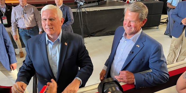 2022年5月23日，前副总统迈克·彭斯和佐治亚州共和党州长布莱恩·肯普（Brian Kemp）在彭斯在佐治亚州科布县（Cobb County）为肯普（Kemp）举行初选前夕集会后，与支持者握手