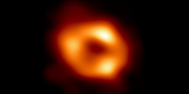 Strzelec A (gwiazdka) uchwycony przez Teleskop Horyzontu Zdarzeń (EHT). 