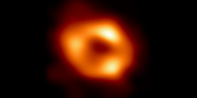 Sagittarius A (asterisco) catturato dalla collaborazione Event Horizon Telescope (EHT). 