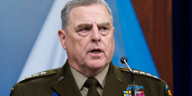 O general Mark Milley, presidente do Joint Chiefs, fala aos repórteres após uma reunião virtual do Grupo de Contato de Defesa da Ucrânia no Pentágono em 23 de maio de 2022.