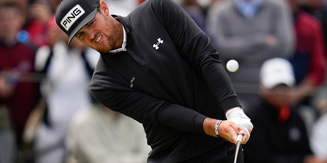 Mito Pereira, du Chili, saute sur le green au huitième trou lors de la dernière ronde du tournoi de golf du championnat PGA au Southern Hills Country Club, le dimanche 22 mai 2022, à Tulsa, Okla. 