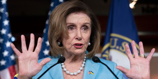 La presidenta de la Cámara de Representantes, Nancy Pelosi, responde durante una conferencia de prensa, el 19 de mayo de 2022, en Capitol Hill.