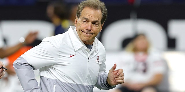 Head coach Nick Saban of the Alabama Crimson Tide during warm-ups before taking on the Georgia Bulldogs in the 2022 CFP National Championship Game at Lucas Oil Stadium on Jan. 10, 2022, 인디애나 폴리스, 인디애나.