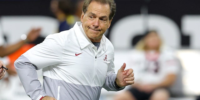 Head coach Nick Saban of the Alabama Crimson Tide during warm-ups before taking on the Georgia Bulldogs in the 2022 CFP National Championship Game at Lucas Oil Stadium on Jan. 10, 2022, 인디애나 폴리스, 인디애나.