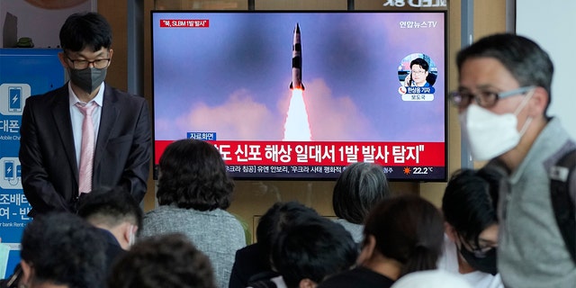 La gente ve la televisión que muestra una imagen del lanzamiento de un cohete norcoreano durante un programa de noticias el sábado 7 de mayo en Seúl, Corea del Sur, en la estación de tren de Seúl.
