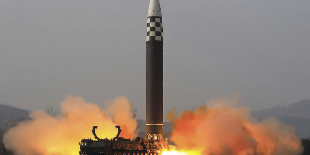 Su foto, distribuida por el gobierno de Corea del Norte, afirma que el misil balístico intercontinental (ICBM) Hwasong-17 fue probado el 24 de marzo en un lugar desconocido en Corea del Norte.