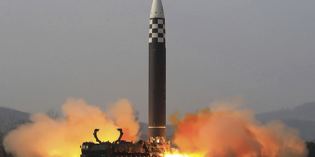 Sein von der nordkoreanischen Regierung verbreitetes Foto besagt, dass die ballistische Interkontinentalrakete (ICBM) Hwasong-17 am 24. März an einem unbekannten Ort in Nordkorea getestet wurde.